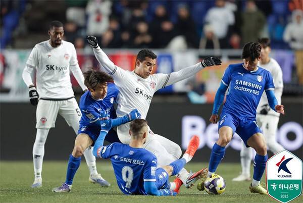 3일 저녁 수원월드컵경기장에서 열린 수원삼성과 제주SK의 K리그 승강플레이오프 1차전에서 양팀 선수들이 경합하고 있다 (사진=한국프로축구연맹)