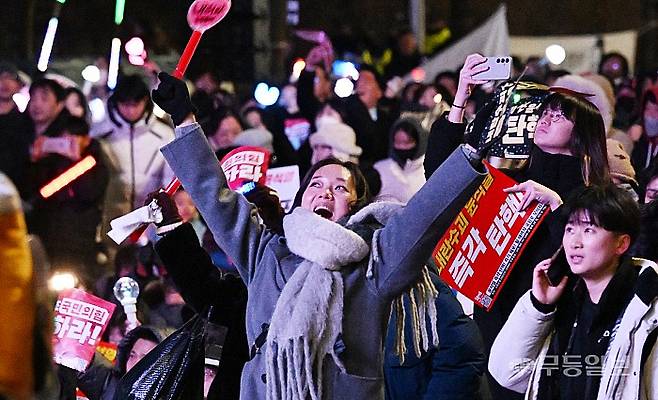 '윤석열 즉각 퇴진·사회대개혁 비상행동' 주최로 13일 오후 서울 영등포구 국회의사당 인근에서 열린 탄핵소추안 국회 통과 촉구 촛불집회에서 도로를 가득 메운 수많은 국민들이 응원봉을 들고 집회에 참여하고 있다. 
양광삼기자 ygs02@mdilbo.com