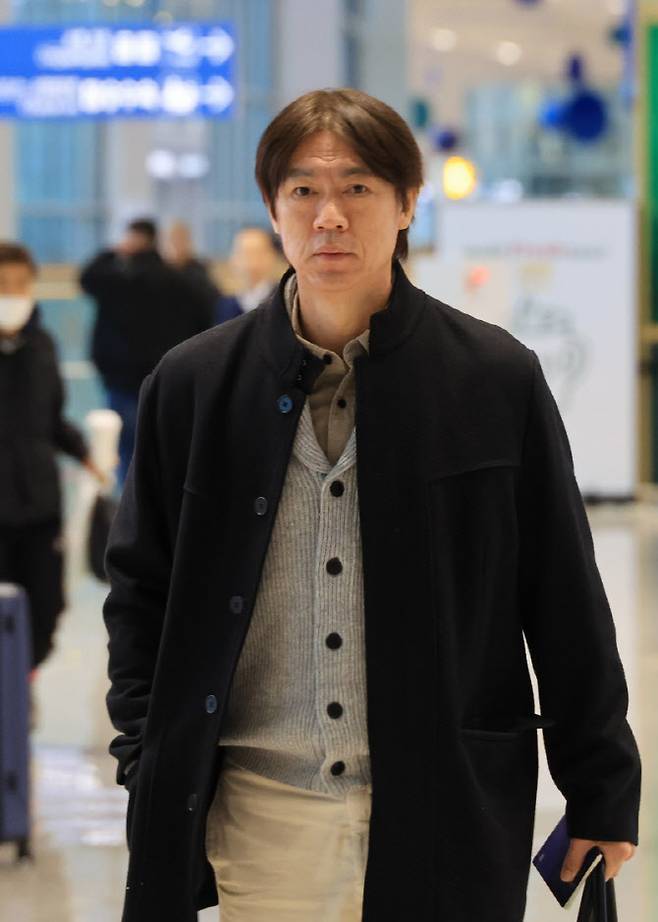 홍명보 축구국가대표팀 감독이 3일 인천국제공항에서 북중미월드컵 조 추첨이 진행되는 미국 워싱턴으로 출국하고 있다. 사진=연합뉴스