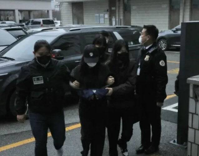 지난달 27일 경기 의정부시 가능동 의정부지방법원에서 아동학대살해 혐의로 구속영장이 청구된 친모 A씨(25)와 계부 B씨(33)가 구속 전 피의자 심문을 위해 법정으로 이동하고 있는 모습. (사진=연합뉴스)