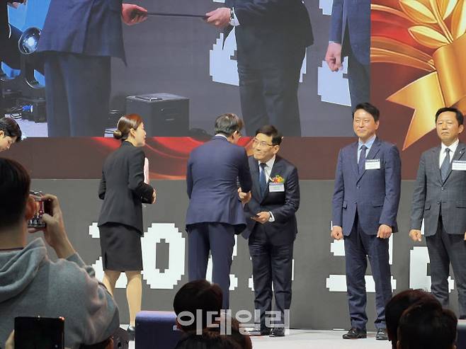 3일 서울 코엑스에서 열린 ‘2025 대한민국 기술대상’에서 송재혁 삼성전자 DS부문 최고기술책임자(CTO)가 세계 최초 개발한 12나노미터급 40Gbps 24GV GDDR7 D램으로 대통령상을 수상했다.(사진=박원주 기자)