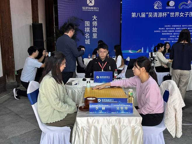 오유진 9단(오른쪽)이 오청원배 24강전에서 중국의 강자 리허 6단과 일전을 벌이고 있다.(사진 한국기원 제공)