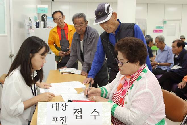 대상포진 백신이 치매를 예방하고 치매 환자의 사망 위험을 낮춘다는 연구 결과가 나왔다. 사진은 강원도 인제군에서 65세 이상 주민에게 무료 접종을 시행하는 모습. 사진=연합뉴스