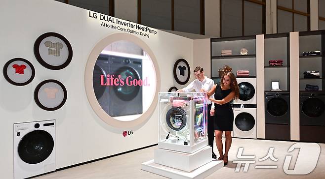 LG전자가 오는 5일부터(현지시간) 독일 베를린에서 열리는 유럽 최대 가전 전시회 'IFA 2025'에 참가한다고 4일 밝혔다. 모델이 전시관 내 ‘AI 코어테크 존‘에서 LG의 듀얼 인버터 히트펌프 기술력을 소개하는 미디어월과 복합형 세탁건조기 ‘워시콤보’의 내부구동 원리가 보이도록 특수 제작된 전시품을 선보이고 있다. (LG전자 제공. 재판매 및 DB 금지) 2025.9.4/뉴스1