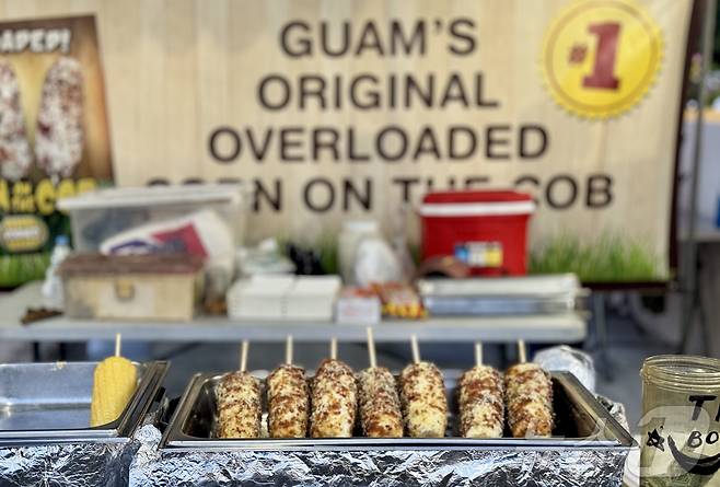 야시장에서 볼 수 있는 토핑 옥수수. ⓒ News1 이민주 기자