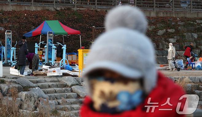 전국 대부분 지역이 영하권의 추운 날씨를 보인 3일 전북 전주시 남부시장 인근 도깨비시장에서 방한용품을 착용한 시민들이 장을 보고 있다. 2025.12.3/뉴스1 ⓒ News1 유경석 기자