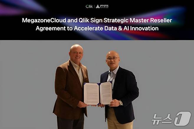 염동훈 메가존클라우드 대표(오른쪽)와 데이비드 젬버 클릭 글로벌 채널·제휴 담당 수석 부사장이 미국 라스베이거스 윈 호텔에서 1일(현지시간) 기념사진을 찍고 있다.(메가존클라우드 제공)