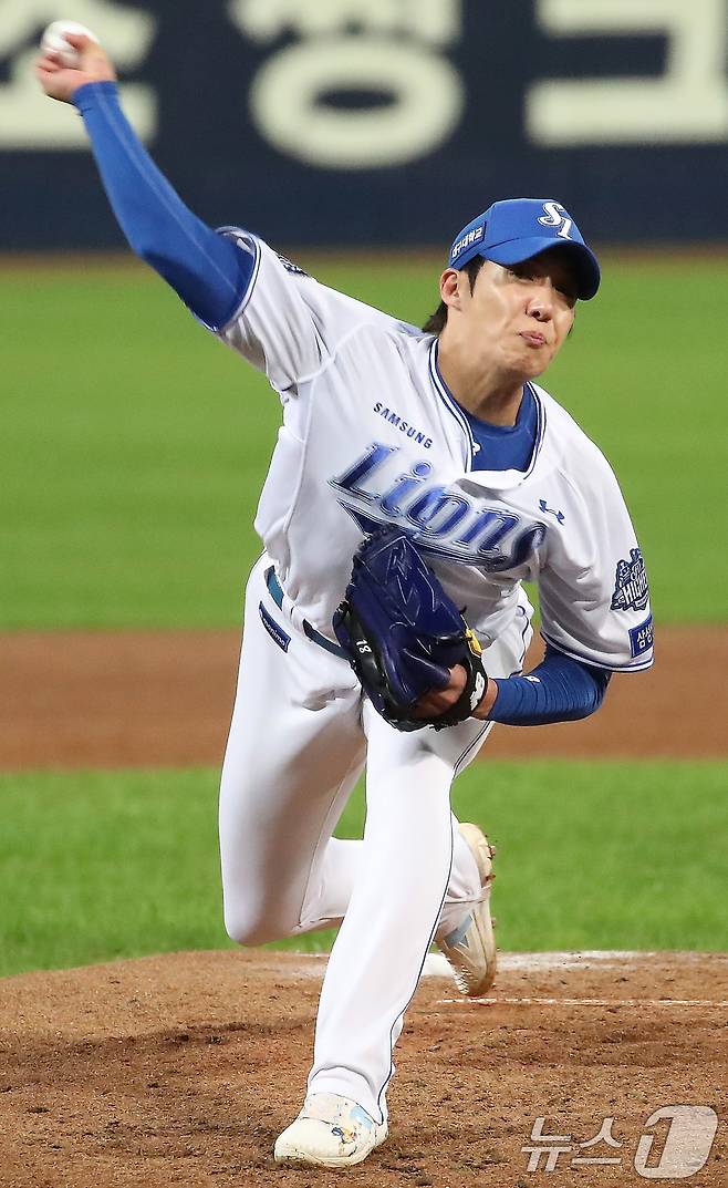 22일 오후 대구 삼성라이온즈파크에서 열린 프로야구 2025 신한 SOL뱅크 KBO 포스트시즌 플레이오프 4차전 삼성 라이온즈와 한화 이글스의 경기, 삼성 원태인이 역투하고 있다. 2025.10.22/뉴스1 ⓒ News1 공정식 기자