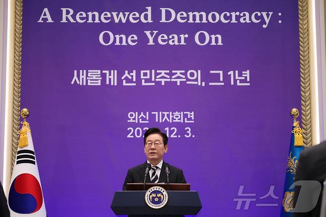 이재명 대통령이 3일 청와대 영빈관에서 열린 '새롭게 선 민주주의, 그 1년' 외신 기자회견에서 모두발언을 하고 있다. ⓒ 로이터=뉴스1