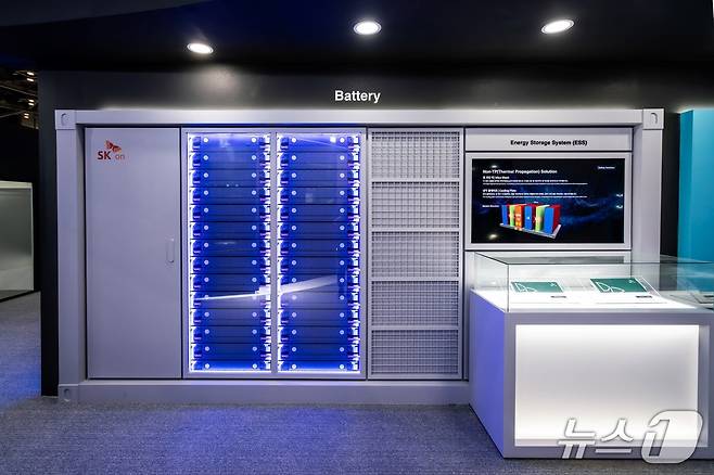 SK온 컨테이너형 LFP ESS 제품.