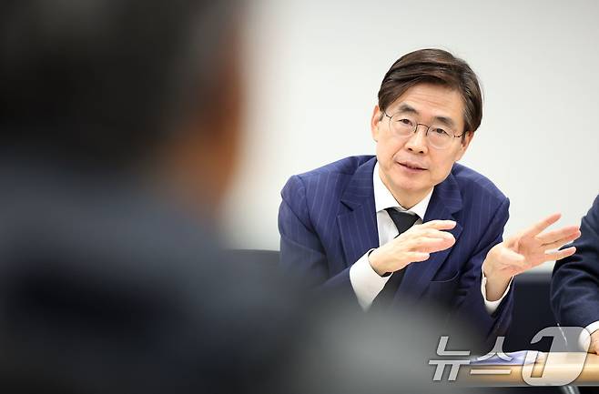 조경태 국민의힘 의원이 12·3비상계엄 1년을 맞은 3일 광주 서구 5·18기념회관을 찾아 5·18 3단체(부상자회·공로자회·유족회) 등과 간담회를 하고 있다. 2025.12.3/뉴스1 ⓒ News1 이승현 기자