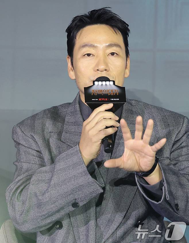 배우 박해수가 3일 서울 용산구 CGV 용산아이파크몰에서 열린 넷플릭스 시리즈 '자백의 대가' 시사회 및 간담회에서 극 중 캐릭터를 설명하고 있다. '자백의 대가'는 남편을 죽인 용의자로 몰린 ‘윤수’와 마녀로 불리는 의문의 인물 ‘모은’, 비밀 많은 두 사람 사이에서 벌어지는 일을 그린 미스터리 스릴러다. 2025.12.3/뉴스1 ⓒ News1 권현진 기자