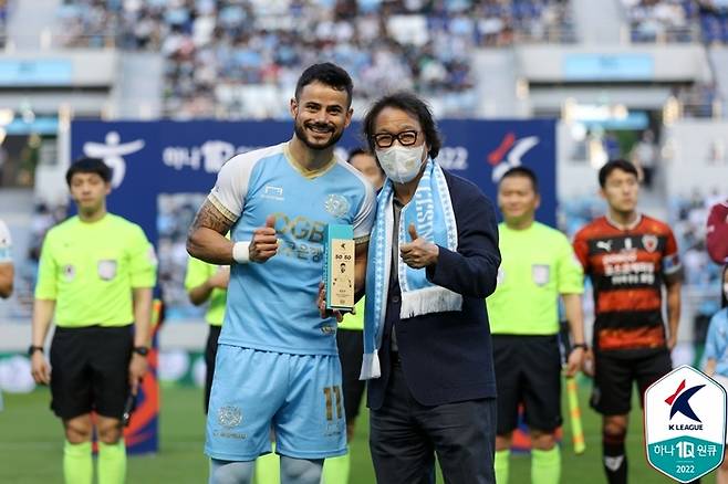세징야(왼쪽)와 조광래 대표. 사진 | 한국프로축구연맹