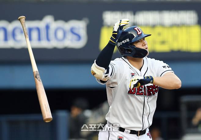 두산 김재환이 21일 서울 잠실구장에서 열린 2024 KBO리그 SSG 랜더스와 경기 1회말 2사 2루 상황에서 SSG 선발투수 이건욱을 상대로 선제 2점 홈런을 치고 있다. 잠실 | 박진업 기자 upandup@sportsseoul.com