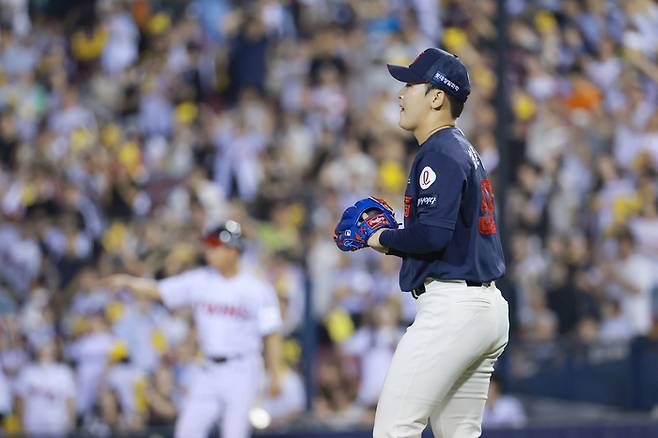 서울 잠실야구장에서 열린 프로야구 2025 신한 SOL 뱅크 KBO리그 롯데 자이언츠와 LG 트윈스의 경기. 7회말 1사 1,3루 교체 투입된 롯데 투수 최준용이 LG 오스틴에게 희생플라이 맞은 뒤 타구를 바라보고 있다. 사진 | 연합뉴스