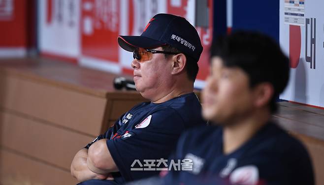 롯데 김태형 감독이 23일 서울 고척스카이돔에서 열린 2025 KBO리그 키움과 경기 이닝 교체 때 그라운드를 응시하고 있다. 고척 | 최승섭기자 thunder@sportsseoul.com