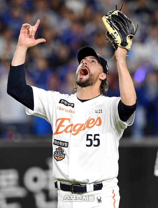 한화 와이스가 24일 대전 한화생명 볼파크에서 열린 2025 KBO리그 삼성과 플레이오프 5차전에서 4이닝 1실점 세이브를 기록하며 승리를 지켜낸 뒤 포효하고 있다. 대전 | 박진업 기자 upandup@sportsseoul.com