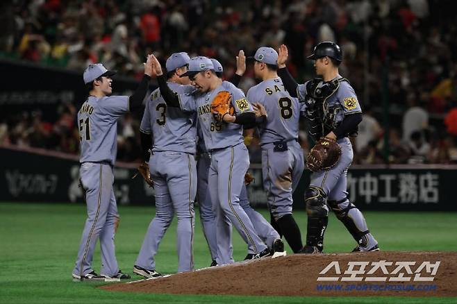 센트럴리그 1위 한신은 소프트뱅크와 재팬시리즈 1차전을 잡았지만 4연패를 당했다. 사진캡처=한신 타이거즈 SNS