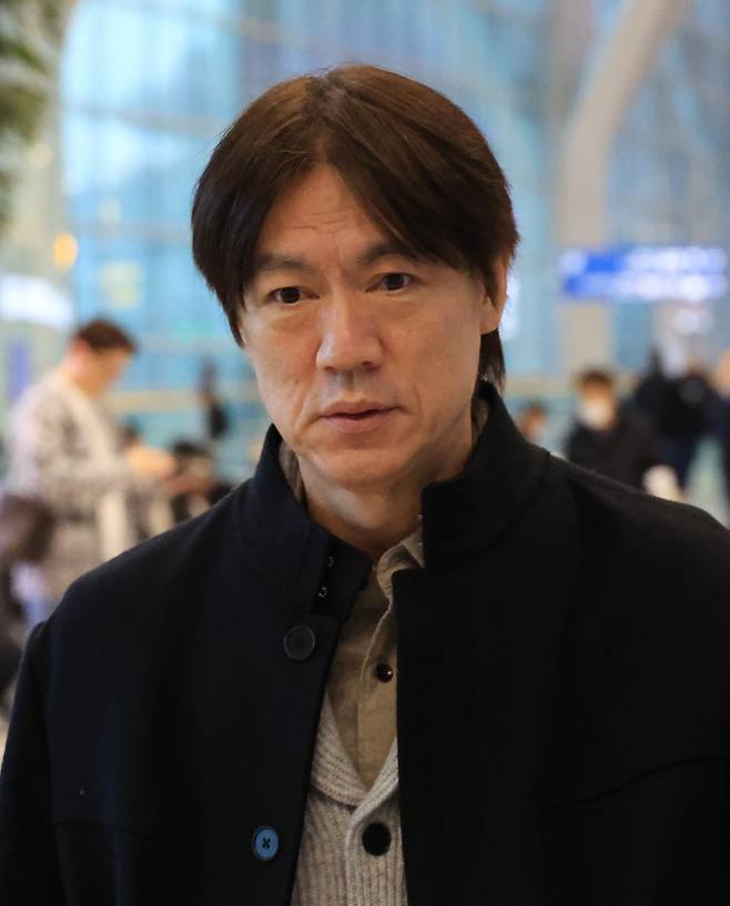 조 추첨위해 출국하는 홍명보 축구대표팀 감독

    (영종도=연합뉴스) 최재구 기자 = 홍명보 축구국가대표팀 감독이 3일 인천국제공항에서 북중미월드컵 조 추첨이 진행되는 미국 워싱턴으로 출국하고 있다. 2025.12.3