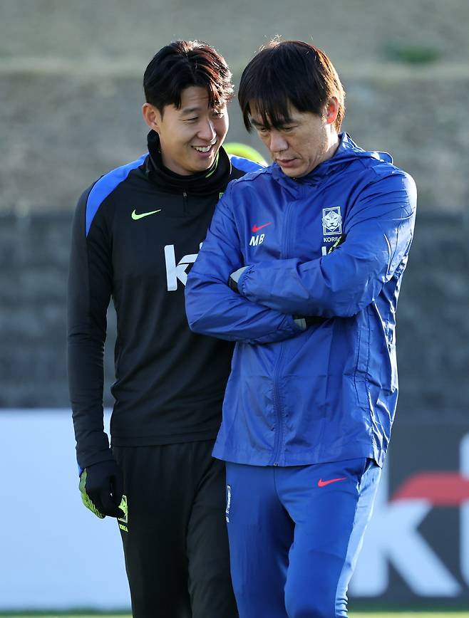 담소 나누는 홍명보와 손흥민

    (천안=연합뉴스) 김준범 기자 = 10일 오후 충남 천안 대한민국축구종합센터에서 축구대표팀 홍명보 감독(오른쪽)과 손흥민이 대화하고 있다. 2025.11.10