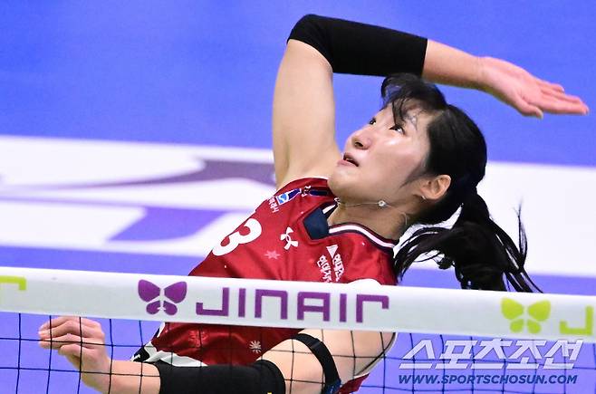 현대건설 정지윤이 2일 GS칼텍스전서 스파이크를 때리고 있다. 사진제공=KOVO