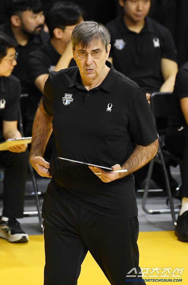 29일 의정부 경민대학교 체육관에서 열린 V리그 남자부 KB손해보험과 현대캐피탈의 경기. 필립 블랑 감독이 작전 지시를 하고 있다. 의정부=박재만 기자 pjm@sportschosun.com/2025.11.29/