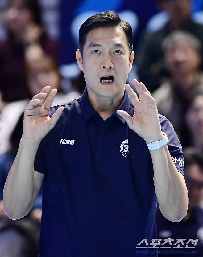 12일 인천 계양체육관에서 열린 배구 V리그 남자부 대한항공과 삼성화재의 경기. 작전 지시를 내리는 삼성화재 김상우 감독. 인천=송정헌 기자songs@sportschosun.com/2025.11.12/