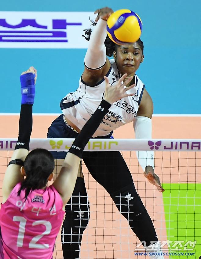 3일 인천 삼산월드체육관에서 열린 V리그 흥국생명-도로공사전. 도로공사 모마가 공격하고 있다. 인천=정재근 기자 cjg@sportschosun.com/2025.12.3/