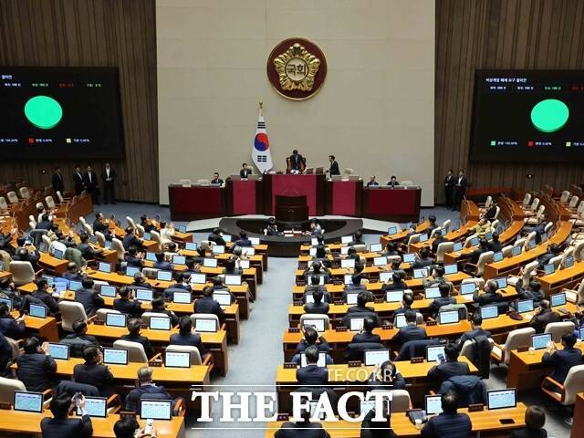 윤 대통령이 긴급 대국민 담화를 통해 비상계엄령을 발표한 다음 날인 4일 새벽 서울 여의도 국회에서 열린 본회의에서 비상계엄 해제 요구안이 가결됐다. /국회=배정한 기자