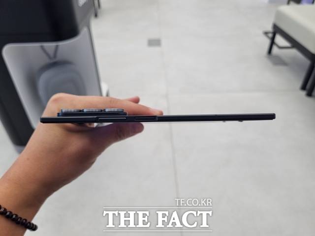 '갤럭시Z트라이폴드'는 역대 '갤럭시Z폴드' 시리즈 중 가장 슬림한 디자인을 갖췄다.