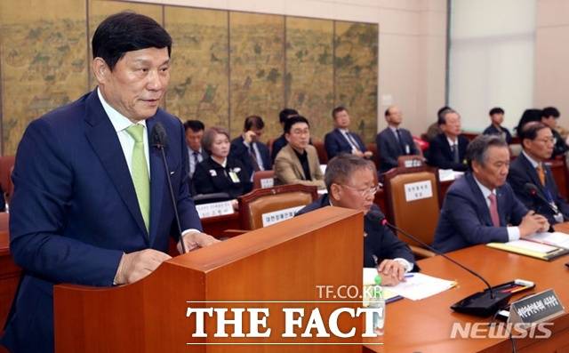 2023년 국정감사에 출석한 허구연 KBO 총재가 의원들의 질의에 답하고 있다. /뉴시스