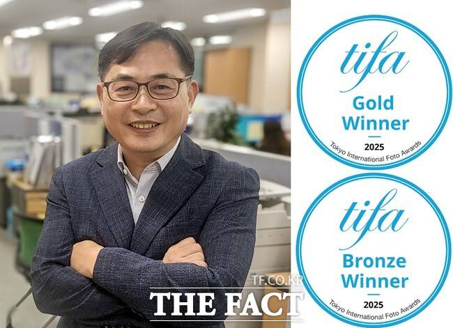 '2025 도쿄 국제 사진 공모전' 수상 김남국 작가와 TIFA 수상 배지. /김남국 작가 제공