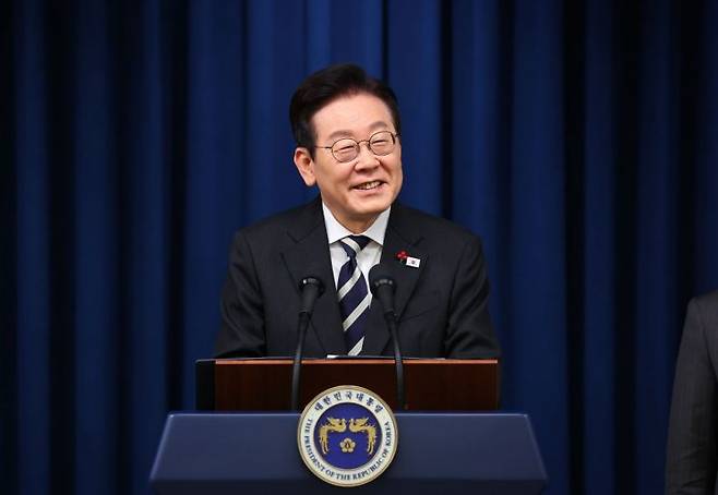 이재명 대통령이 12·3 비상계엄 사태 1주년인 3일 용산 대통령실에서 '빛의 혁명 1주년 대국민 특별성명'을 발표한 뒤 취재진의 질문에 답하고 있다. 연합뉴스