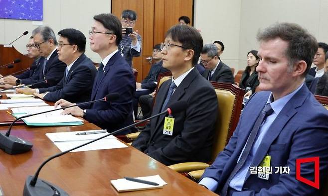박대준 쿠팡 대표(오른쪽 두 번째)와 브랫 매티스 쿠팡 CISO(맨 오른쪽)가 2일 국회 과학기술정보방송통신위원회 전체회의에서 열린 현안질의에 출석하고 있다. 2025.12.2 김현민 기자