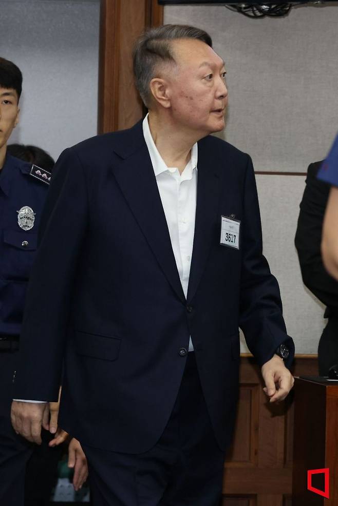 윤석열 전 대통령이 26일 서울 서초동 서울중앙지법에서 열린 특수공무집행방해 혐의 재판에 출석하고 있다. ＜2025. 09.26 사진공동취재단＞