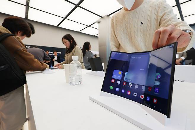 2일 서울 서초구 삼성 강남에서 진행된 갤럭시 Z 트라이폴드 미디어공개 행사에서 3단 폴더블 스마트폰 ‘갤럭시 Z 트라이폴드(Galaxy Z TriFold)'가 진열돼 있다. /뉴시스