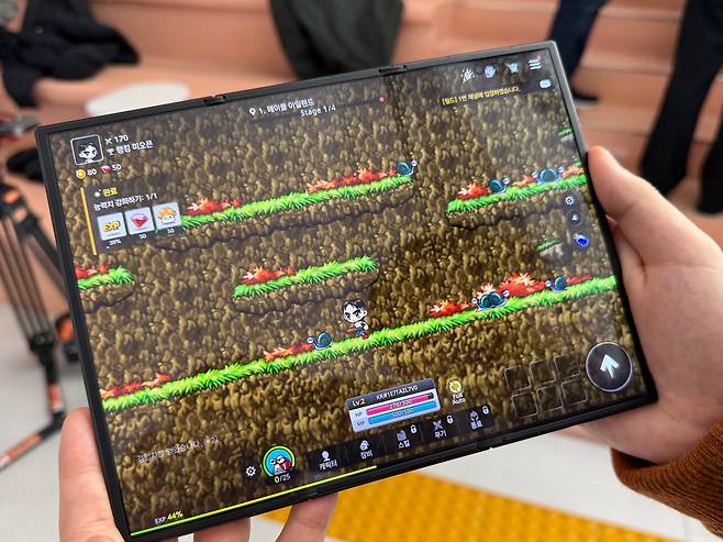 갤럭시 Z 트라이폴드로 모바일 게임을 하는 모습. /박지민 기자
