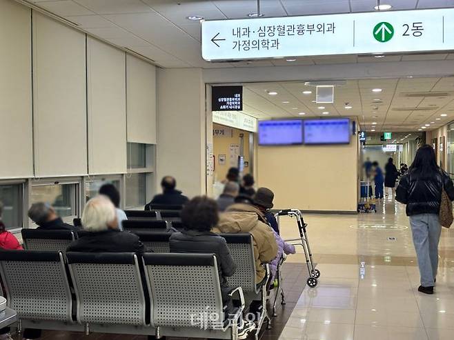 보라매병원 2층 로비에 내원한 환자들이 대기하고 있다. ⓒ데일리안 김효경 기자