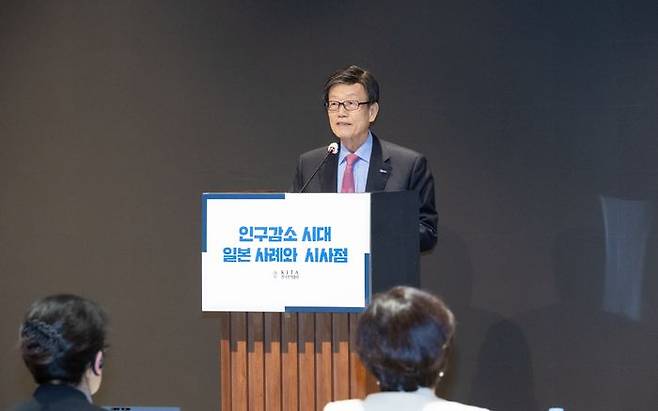 윤진식 한국무역협회 회장이 3일 서울 강남구 삼성동 트레이드타워에서 개최한 '인구감소 시대 일본 사례와 시사점' 세미나에서 개회사를 하고 있다. ⓒ한국무역협회