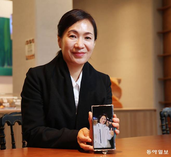 12·3 계엄 당일 국회 앞 현장에 있었던 네 자녀의 어머니인 오수정 씨(49)가 지난달 27일 용인구의 한 카페에서 당시 현장에서 찍은 본인 사진을 보여주며 당시 상황을 설명하고 있다. 오 씨는 “계엄령 선포 속보를 보고 ‘네 아이의 엄마로서 가만히 지켜볼 수만은 없다’는 생각으로 곧바로 국회로 향했다”고 말했다. 그는 “비슷한 상황이 다시 온다 해도 시민을 믿고 두려움 없이 나설 것”이라 말했다. 신원건 기자 laputa@donga.com