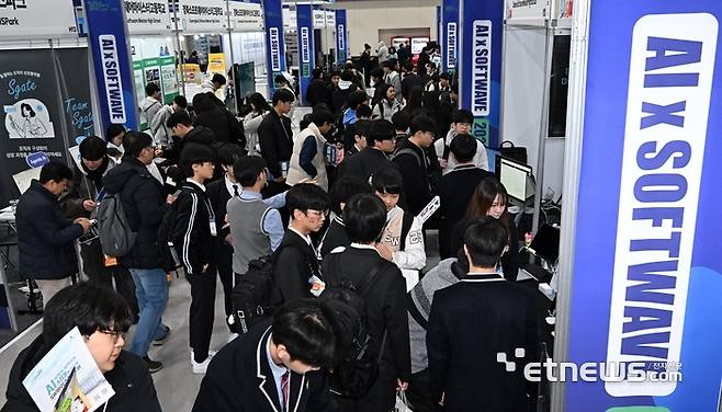 국내 최대 소프트웨어 전시회인 '소프트웨이브 2025'가 3일 서울 삼성동 코엑스에서 열렸다. 전시장이 참관객으로 북적이고 있다.  이동근기자 foto@etnews.com