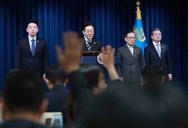 이재명 대통령이 3일 서울 용산 대통령실 청사에서 '빛의 혁명 1주년, 대통령 대국민 특별성명' 발표 후 취재진 질문을 받고 있다. 왼쪽부터 강훈식 비서실장, 이 대통령, 위성락 국가안보실장, 김용범 정책실장. /사진=뉴시스