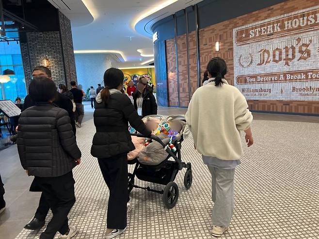 3일 경기 파주 스타필드 빌리지 운정 프리오픈 현장에서 고객들이 유모차를 끌며 내부를 구경하고 있다. 사진=김현지 기자
