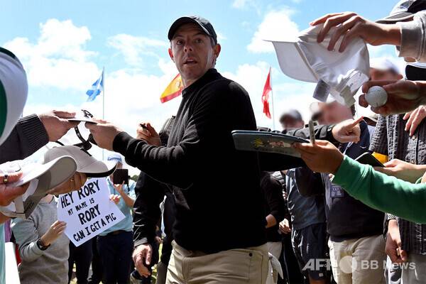 2025년 12월 DP월드투어(옛 유러피언투어) 2026시즌 대회인 크라운 호주 오픈에 출전한 로리 맥길로이(북아일랜드)가 프로암에서 호주 팬들에게 사인을 해주는 모습이다. 사진제공=ⓒAFPBBNews = News1 (사진을 무단으로 사용하지 마십시오.)