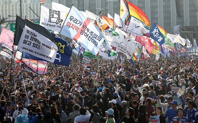 지난 3월22일 서울 종로구 동십자각 앞에서 열린 윤석열 즉각퇴진·사회대개혁 16차 범시민대행진에서 다양한 깃발들이 입장하고 있다. 윤운식 선임기자 yws@hani.co.kr