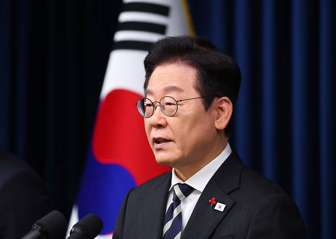 이재명 대통령이 12·3 비상계엄 사태 1주년인 3일 용산 대통령실에서 \'\'빛의 혁명 1주년 대국민 특별성명\'\'을 발표하고 있다. 연합뉴스