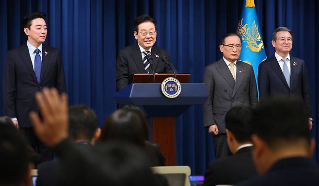 이재명 대통령이 12·3 비상계엄 사태 1주년인 3일 서울 용산 대통령실에서 \'빛의 혁명 1주년 대국민 특별성명\'을 발표한 뒤 취재진의 질문을 받고 있다. 연합뉴스