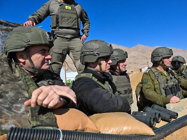 지난달 19일(현지시각) 시리아 골란고원 완충지대에 있는 이스라엘군 주둔지를 방문한 베냐민 네타냐후 이스라엘 총리(가운데), 이스라엘 카츠 국방장관(오른쪽), 에얄 자미르 참모총장(오른쪽). 이스라엘 정부 제공