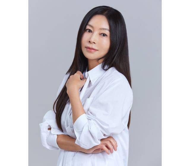 배우 황신혜가 큐브엔터테인먼트와 전속계약을 맺으며 다방면의 활동을 예고했다. 큐브엔터테인먼트 제공