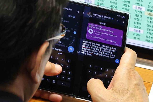 문진석 더불어민주당 원내운영수석부대표가 2일 서울 여의도 국회에서 열린 본회의에서 김남국 대통령비서실 국민디지털소통비서관에게 문자를 보내고 있다. 문자에는 홍성범 한국자동차산업협회 상무를 회장으로 추천해 달라는 내용이 담겼다. 문 수석은 "내가 추천하면 강훈식 실장이 반대할거니까 아우가 추천좀 해줘봐"라고 전달했다. 뉴스핌 제공